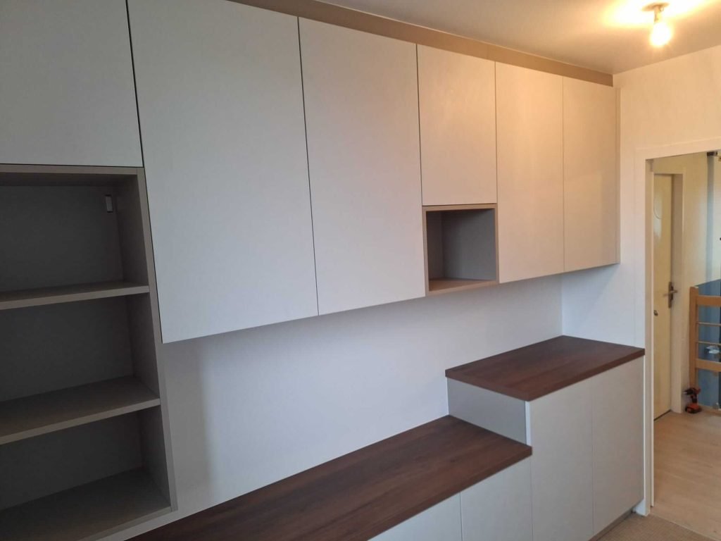 Conception agencement par Idea Mobilier dans espace de rangement dans un bureau.