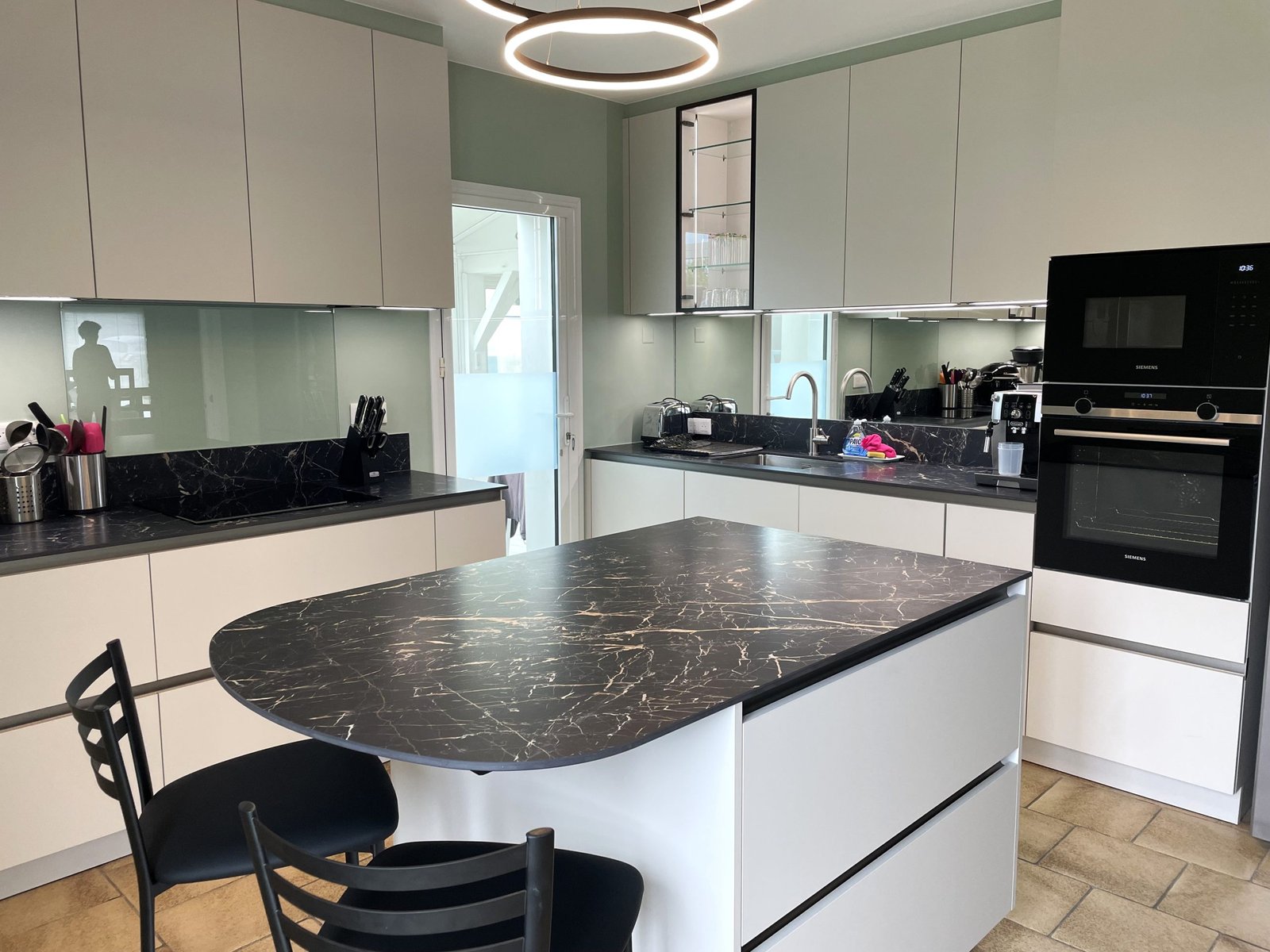 îlot central, agencement cuisine réalisé par Idea Mobilier, 49220 Grez-Neuville