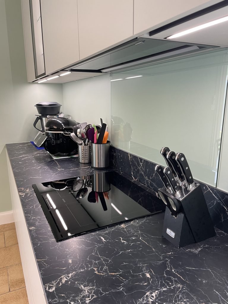 espace cuisson et plan de travail, agencement cuisine réalisé par Idea Mobilier, 49220 Grez-Neuville