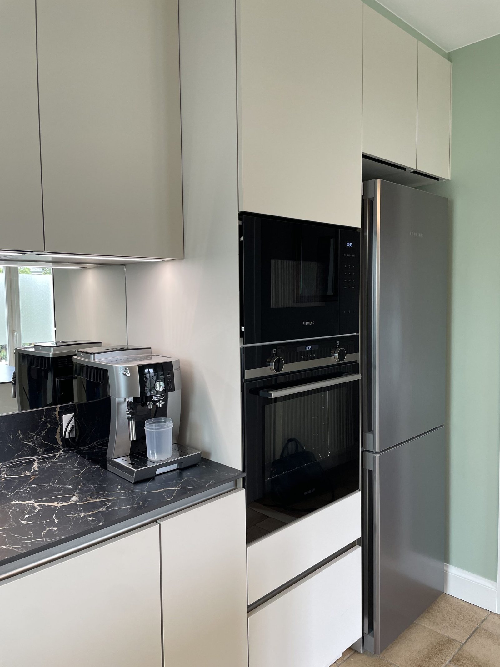 Intégration électroménager, agencement cuisine réalisé par Idea Mobilier, 49220 Grez-Neuville