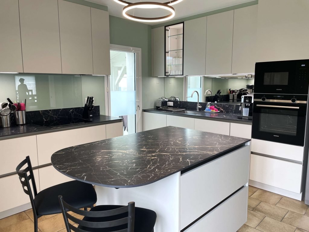 Conception agencement par Idea Mobilier d'une cuisine moderne.