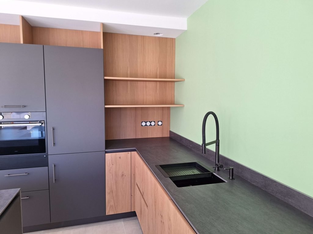 Rangement et agencement cuisine. Conception agencement par Idea Mobilier