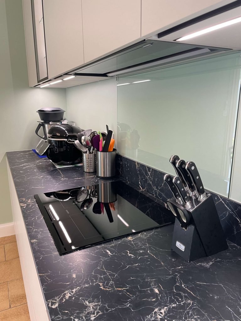 Cuisine avec plaque de cuisson. Conception agencement par Idea Mobilier