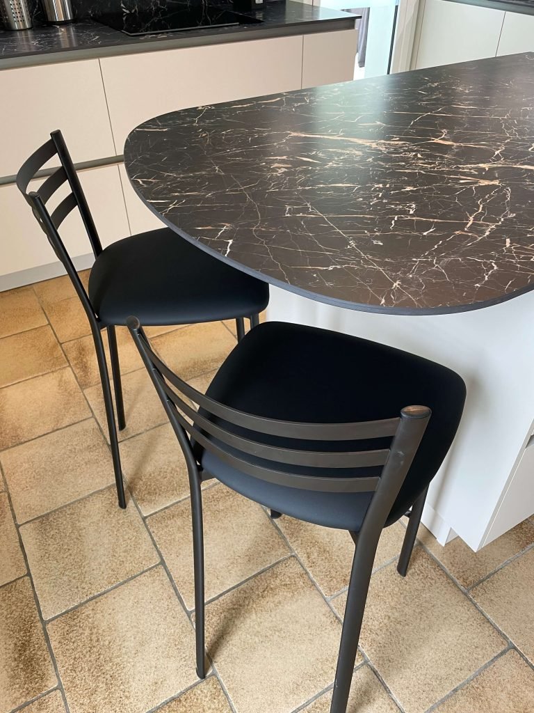 Plan de travail coin repas de la cuisine. Conception agencement par Idea Mobilier