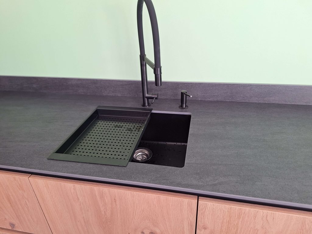 Installation évier de cuisine. Conception agencement par Idea Mobilier