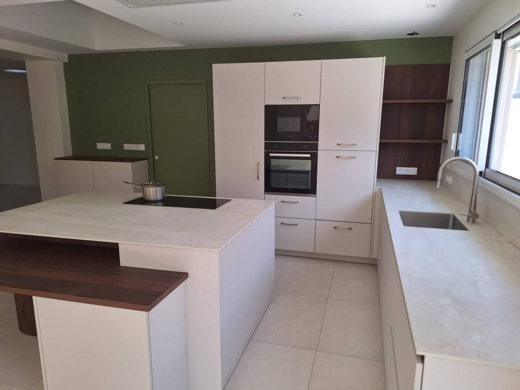 Cuisine moderne et rangement astucieux. Conception agencement par Idea Mobilier