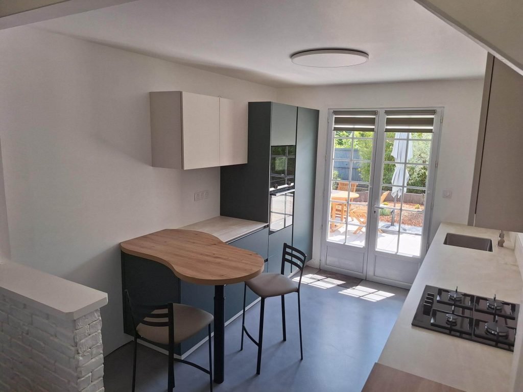 Cuisine lumineuse et fonctionnelle. Conception agencement par Idea Mobilier