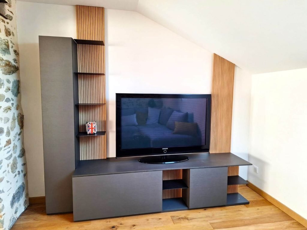 Agencement mobilier dans votre salon pour télévision et rangement. Conception agencement par Idea Mobilier